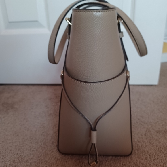 🤩👜Michael Kors EW Voyager Tote👜🤩 - Picture 5 of 16